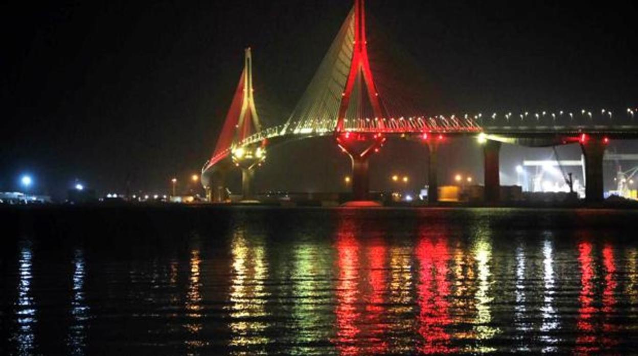 El puente ya quedó iluminado de rojigualda el pasado puente de la Constitución.
