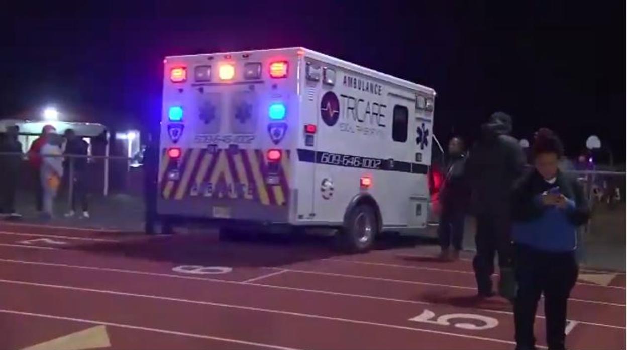 Una ambulancia entra al campo de fútbol americano para atender a los heridos