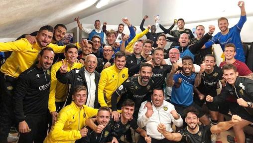 Los jugadores del Intercity, ayer celebrando su triunfo ante el Eldense