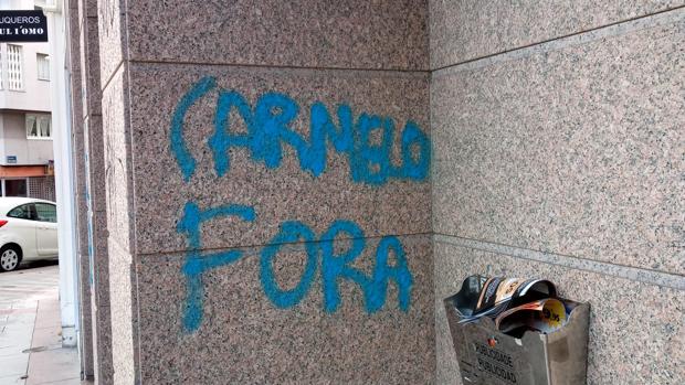 Pintadas contra el director deportivo del Dépor, Carmelo del Pozo, en su casa