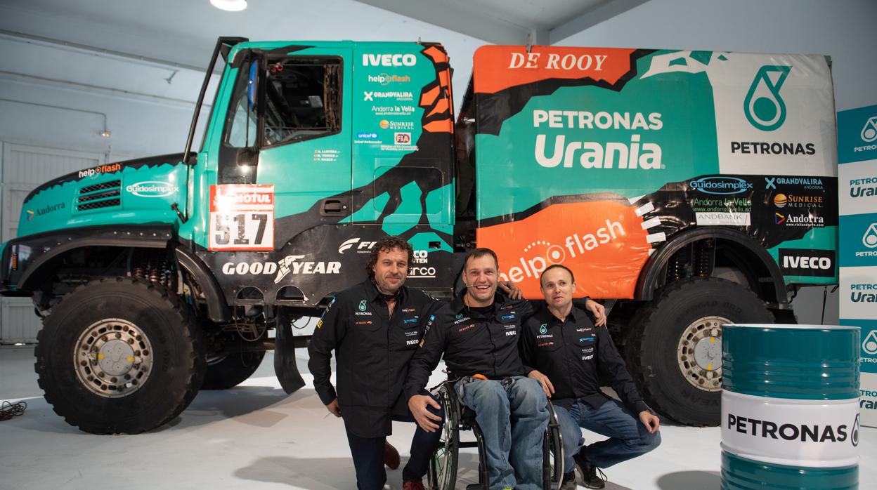 Albert Llovera y parte de su equipo junto al camión con el que correrá el Dakar