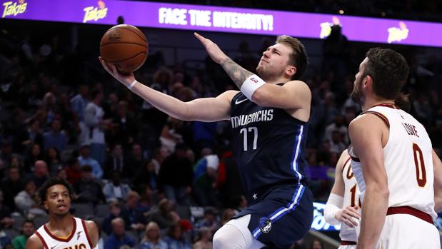 Doncic lidera otra exhibición ante la mirada de Nowitzki