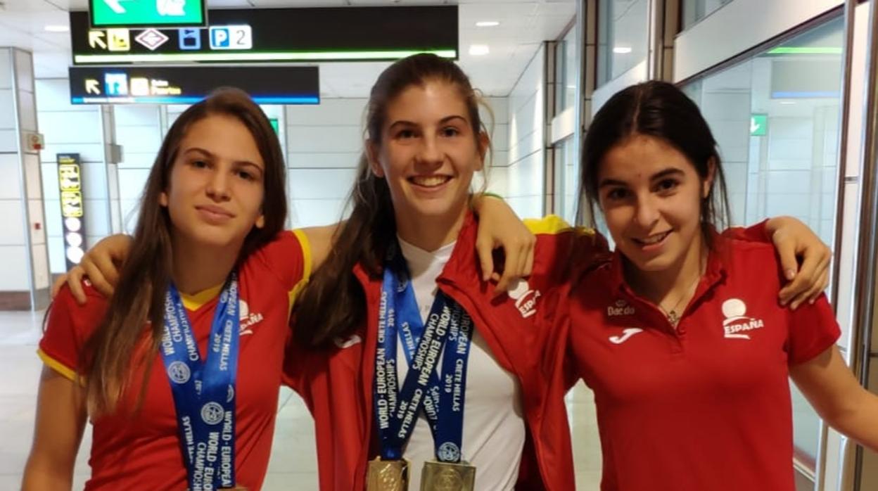 Andrea Carazo, Ana Carazo y María Miguélez posan tras los campeonatos de jiu-jitsu en Grecia