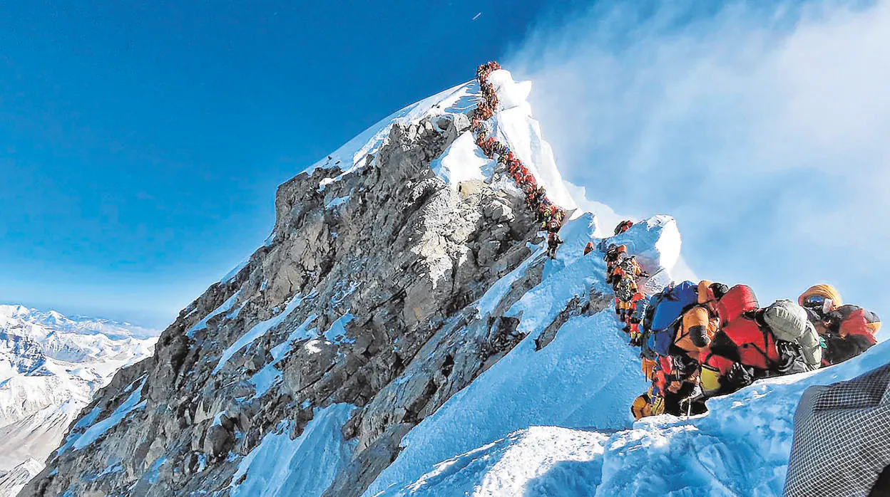 Doscientas personas hacen cola para subir al Everest en el mes de mayo