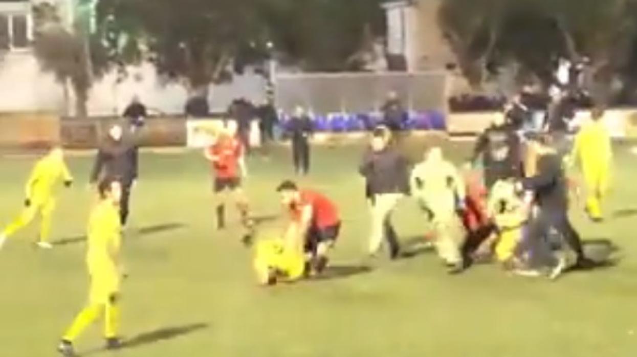 Momento de la pelea en el partido de juveniles entre el Campos y la Penya Arrabal