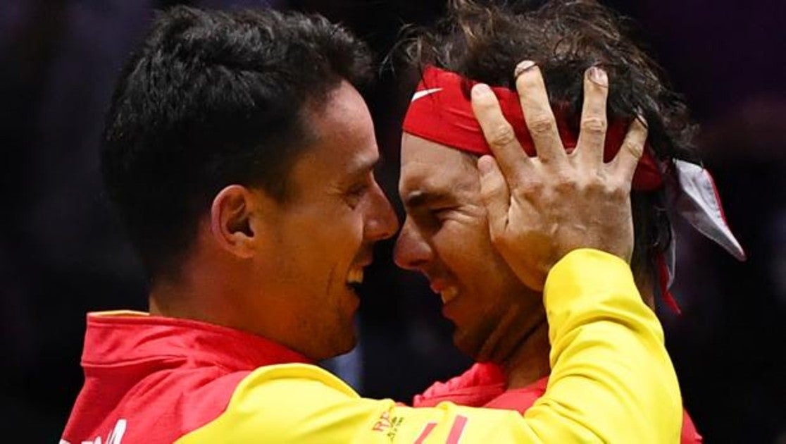 Bautista se abraza con Nadal tras lograr la sexta Ensaladera