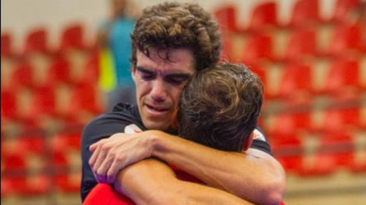 Juan Lebrón abraza a Paquito Navarro tras el triunfo