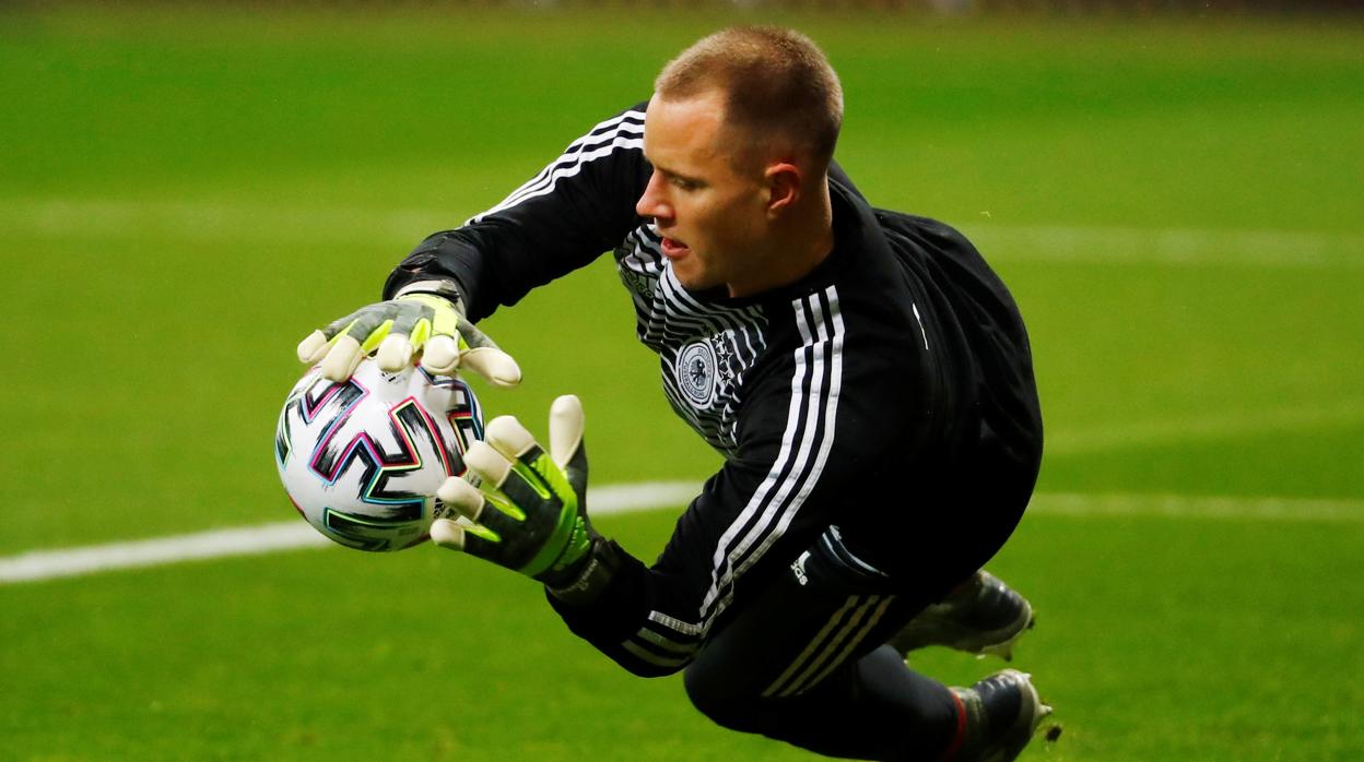 Ter Stegen se lanza a por un balón