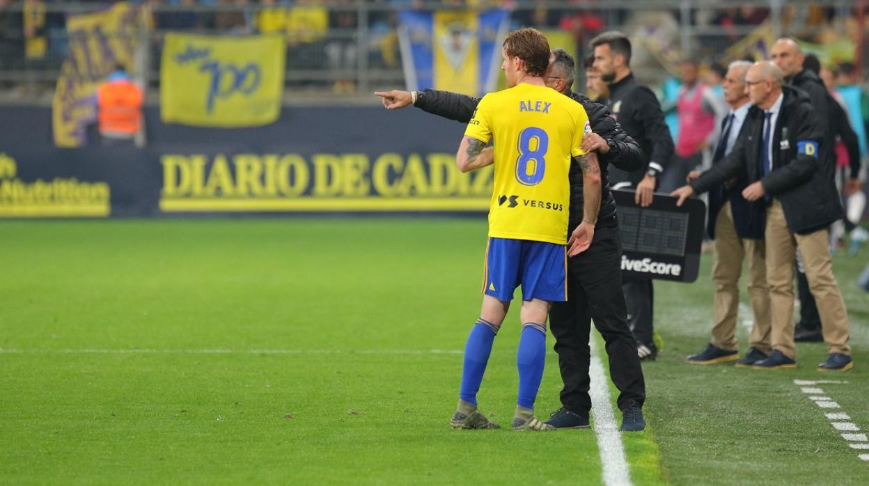 El Cádiz gana de forma agónica a un Racing diezmado