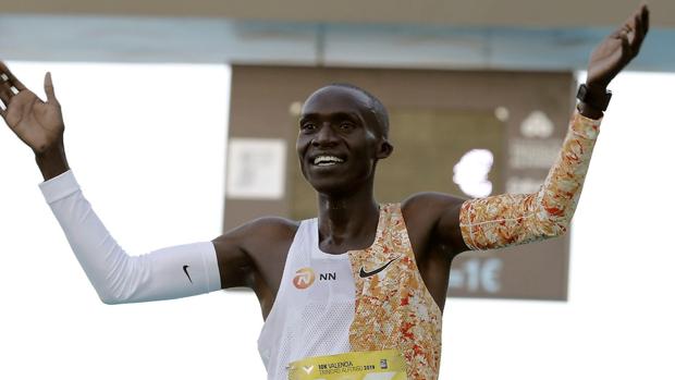 Cheptegei bate el récord del mundo de 10K en Valencia