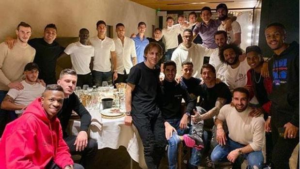 Bale se apunta por primera vez a la cena de Navidad