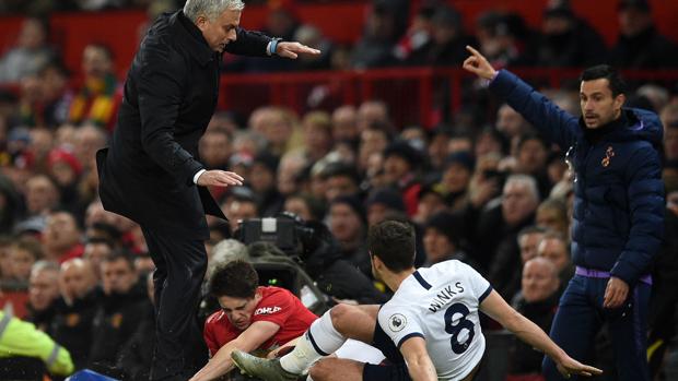 Mourinho, derrotado y casi lesionado en su regreso a Old Trafford