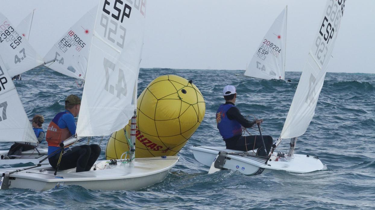 Daniel Cardona, líder del Campeonato de España de Laser 4.7