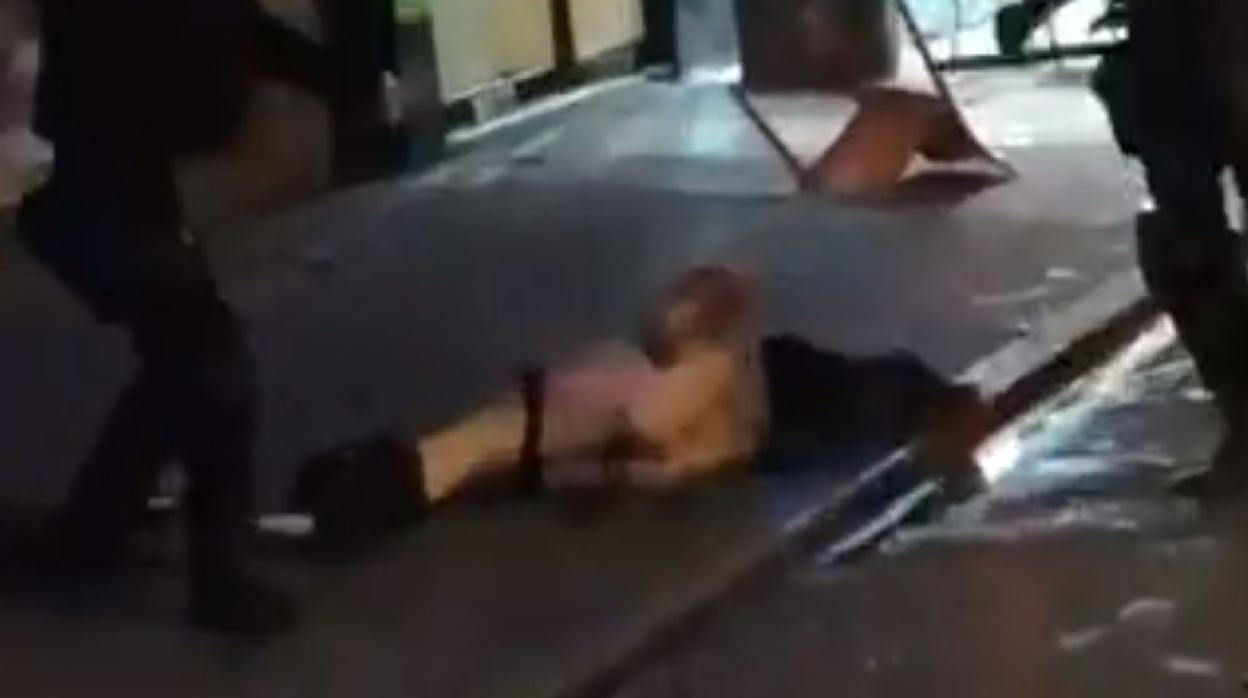 Ultras del Galatasaray desnudan y dan una paliza a un hincha del PSG que quemó una bandera turca