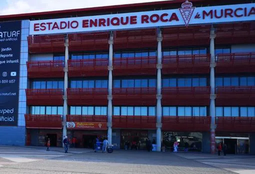 El cartel con el nuevo nombre del estadio del Real Murcia
