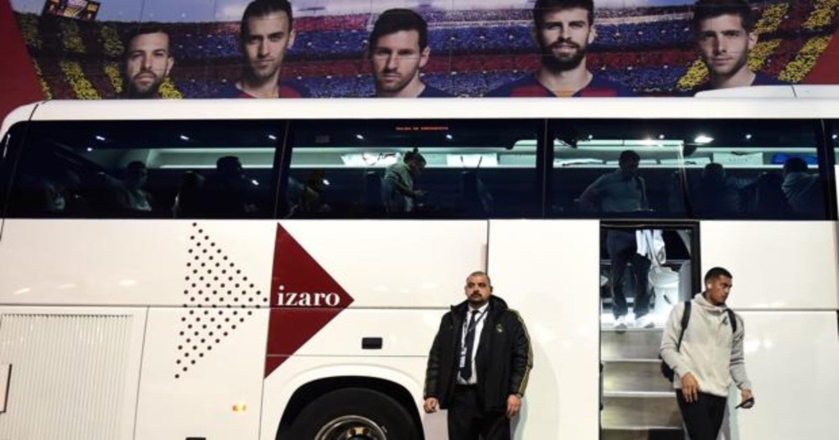 Los autobuses del Madrid y Barça llegan al Camp Nou sin incidencias