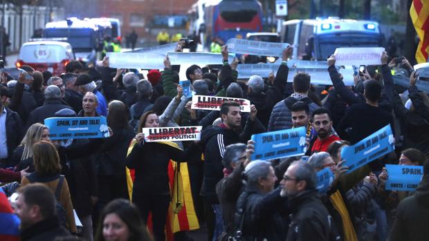 Miles de activistas de Tsunami toman el Camp Nou horas ante del clásico