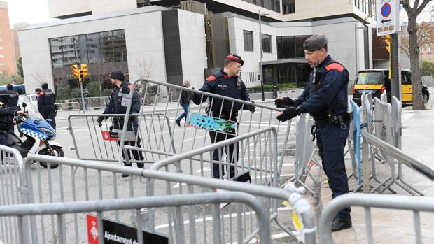 Gritos de «¡independencia!» frente al hotel Sofía y los equipos adelantan su partida hacia el Camp Nou