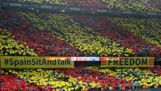 Tsunami Democràtic consigue colar en el Camp Nou la pancarta del «Spain, sit and talk»