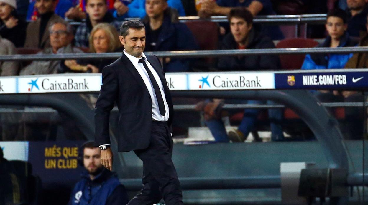 Ernesto ataja un balón que salía por la banda durante el clásico