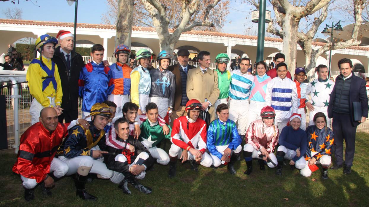 Los aficionados tienen la posibilidad de meterse en la piel de los jockeys en el 'Family day'