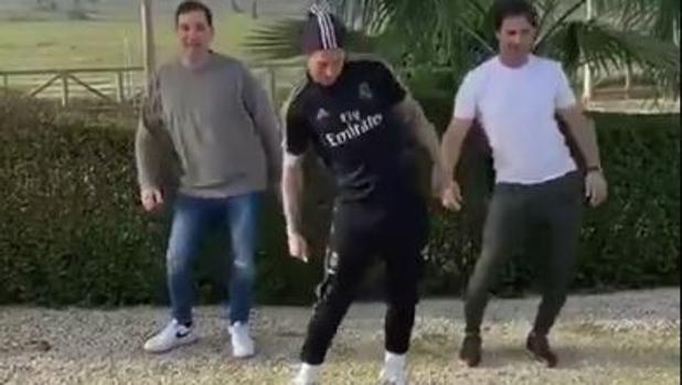 Sergio Ramos enloquece las redes con el último viral del año: el baile del tubo de escape