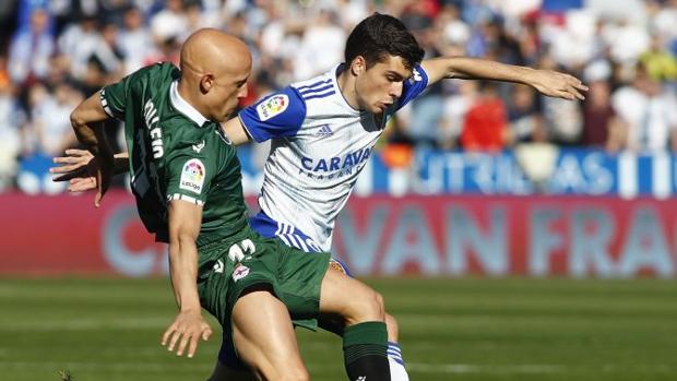 El Zaragoza acaba con la racha del Dépor y acelera hacia Primera