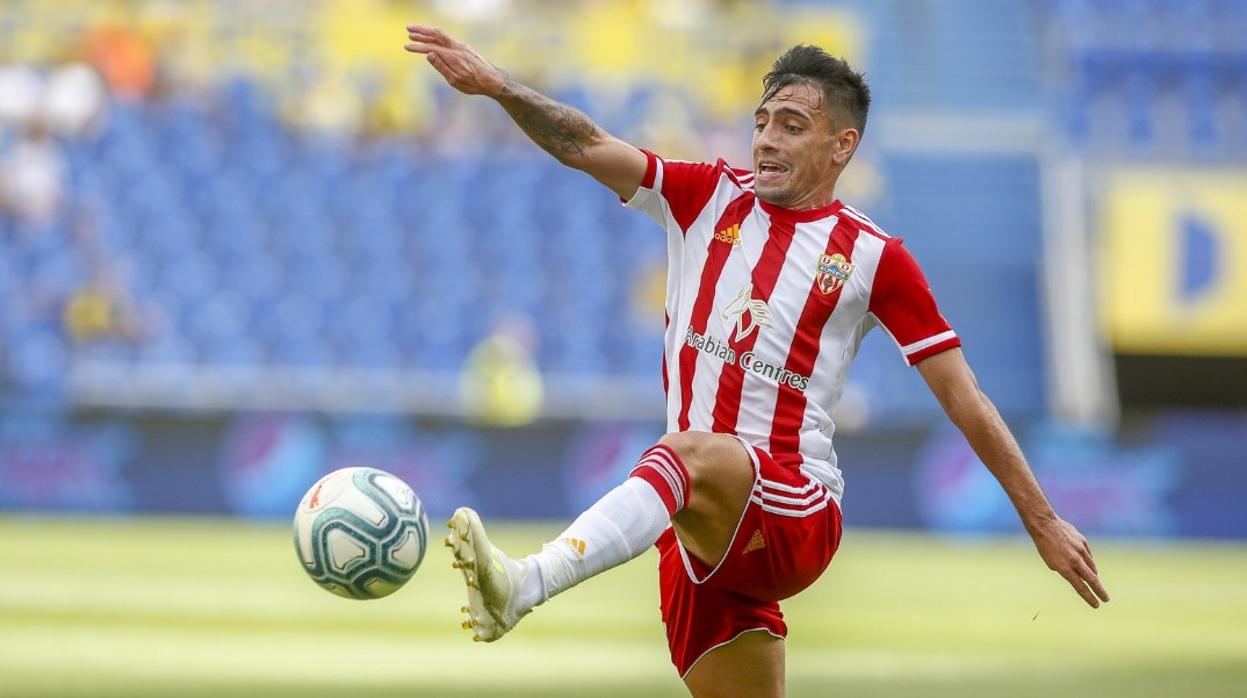 El Almería toma aire a costa de un Deportivo blando en defensa