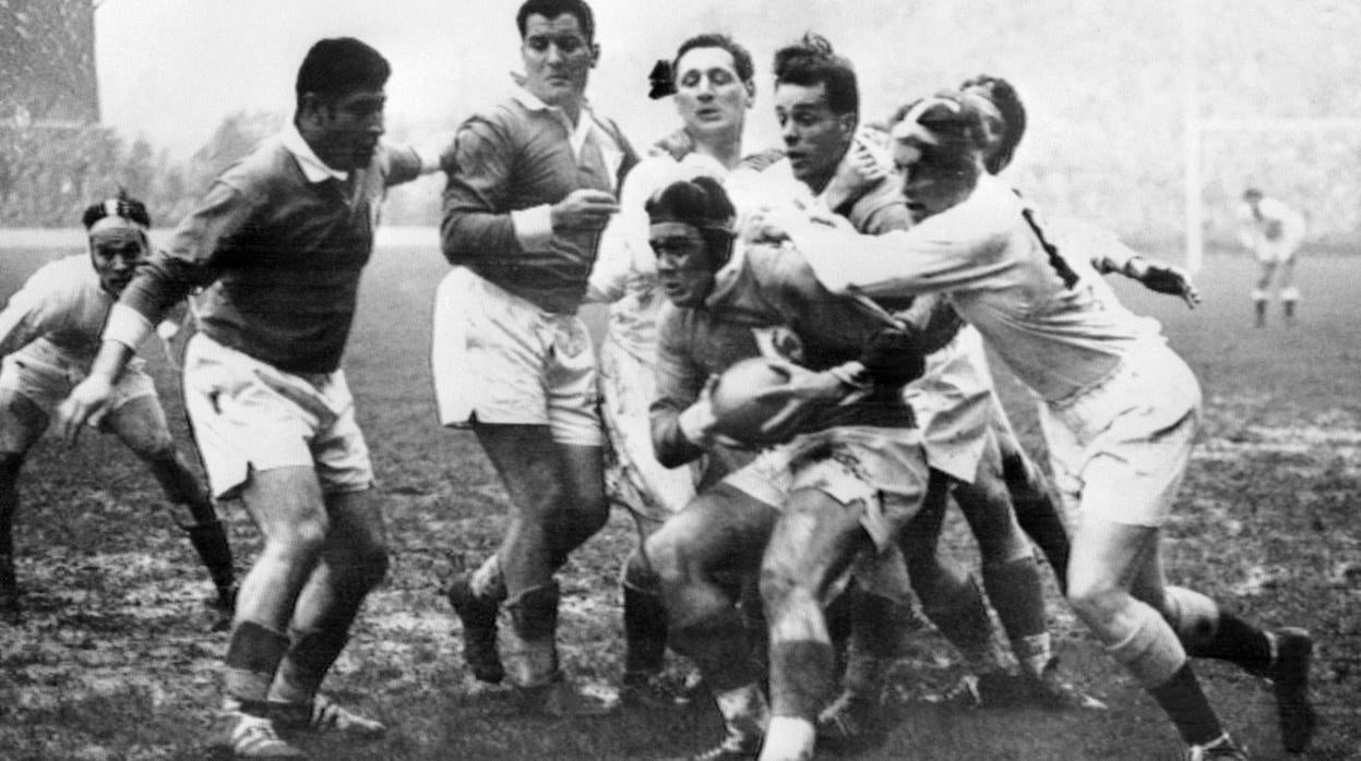 Michel Celaya, en el centro, como capitán de Francia, en un partido contra Inglaterra de 1957