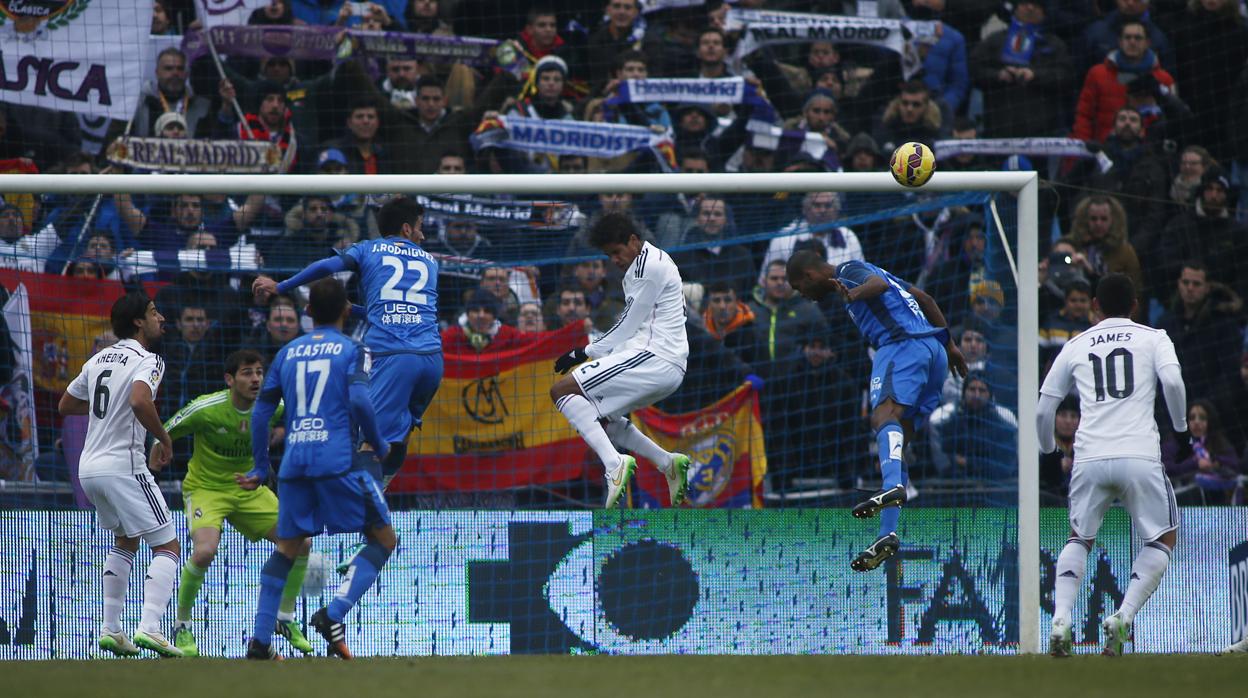 Dos goles de Varane a centros medidos de Mendy y de Kroos