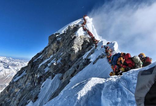 Atasco en la cima del Everest en 2019