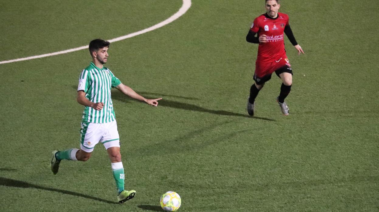 Robert, del Betis Deportivo, busca iniciar la jugada ante la mirada de Luisito, del Salerm Puente Genil