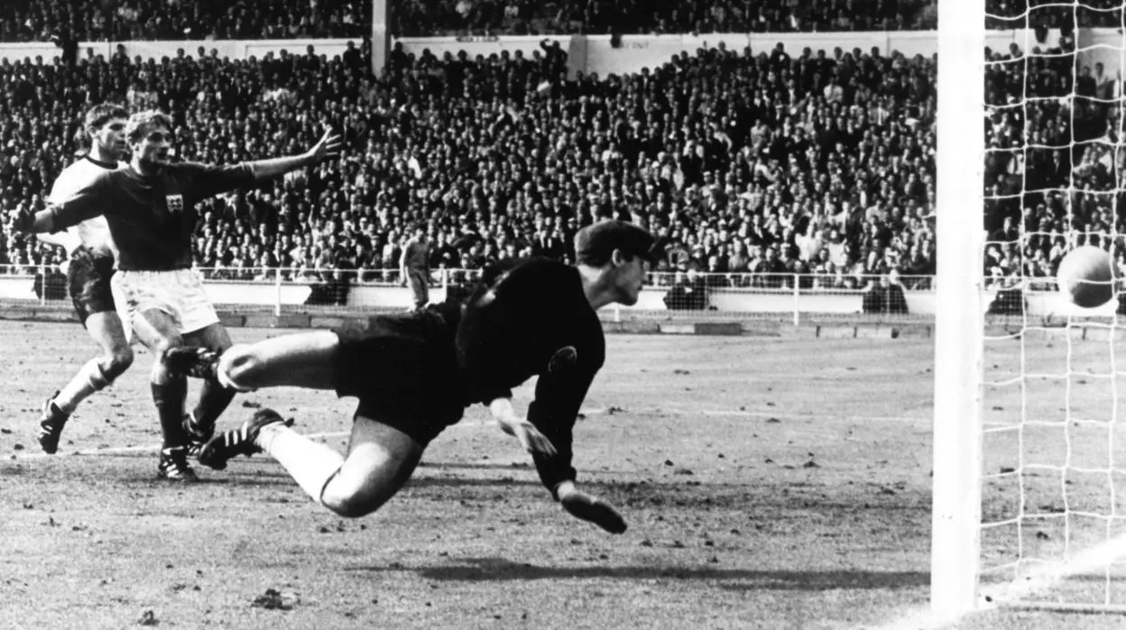 Muere Hans Tilkowski, el portero que encajó el famoso «gol de Wembley»