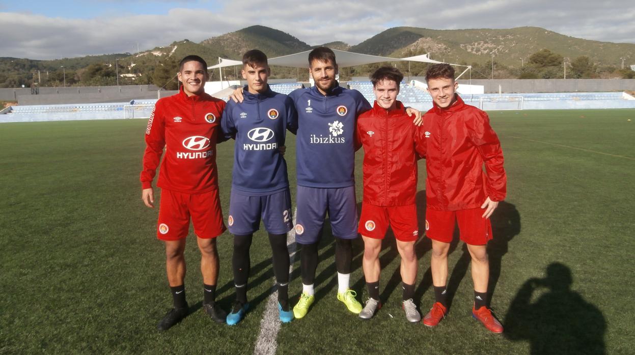 Domi, Aarón, Marcos Contreras, Marc y Pere posan para ABC a la conclusión de un entrenamiento