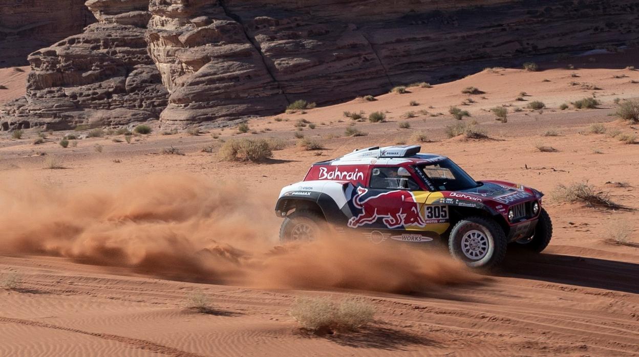 El vídeo de Carlos Sainz volando entre rocas en el desierto que se ha hecho viral