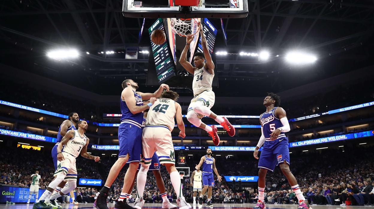 Antetokounmpo destroza a los Knicks en solo 22 minutos