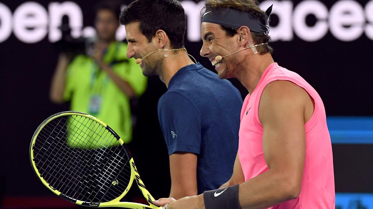 Nadal vacila a Djokovic con una peineta durante una exhibición en Melbourne