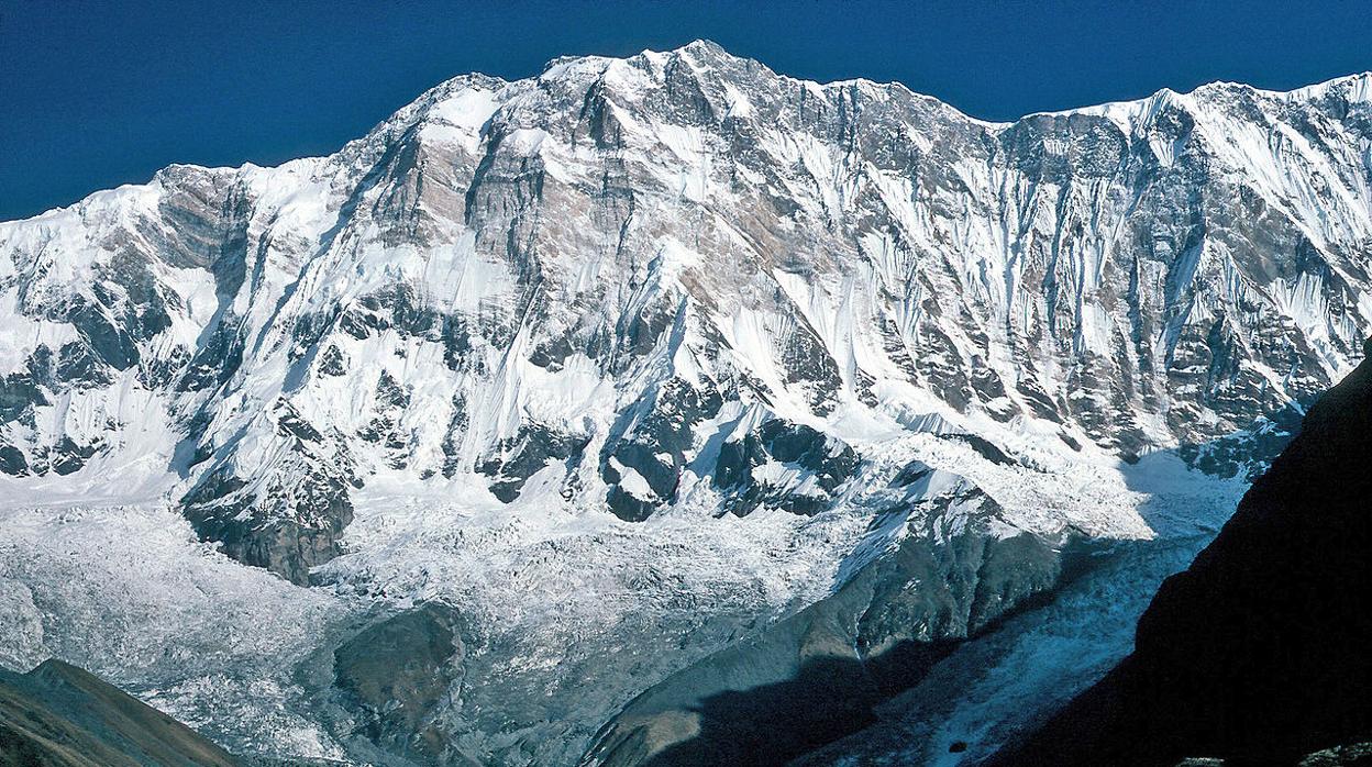 Al menos siete excursionistas desaparecidos tras una avalancha cerca del Annapurna