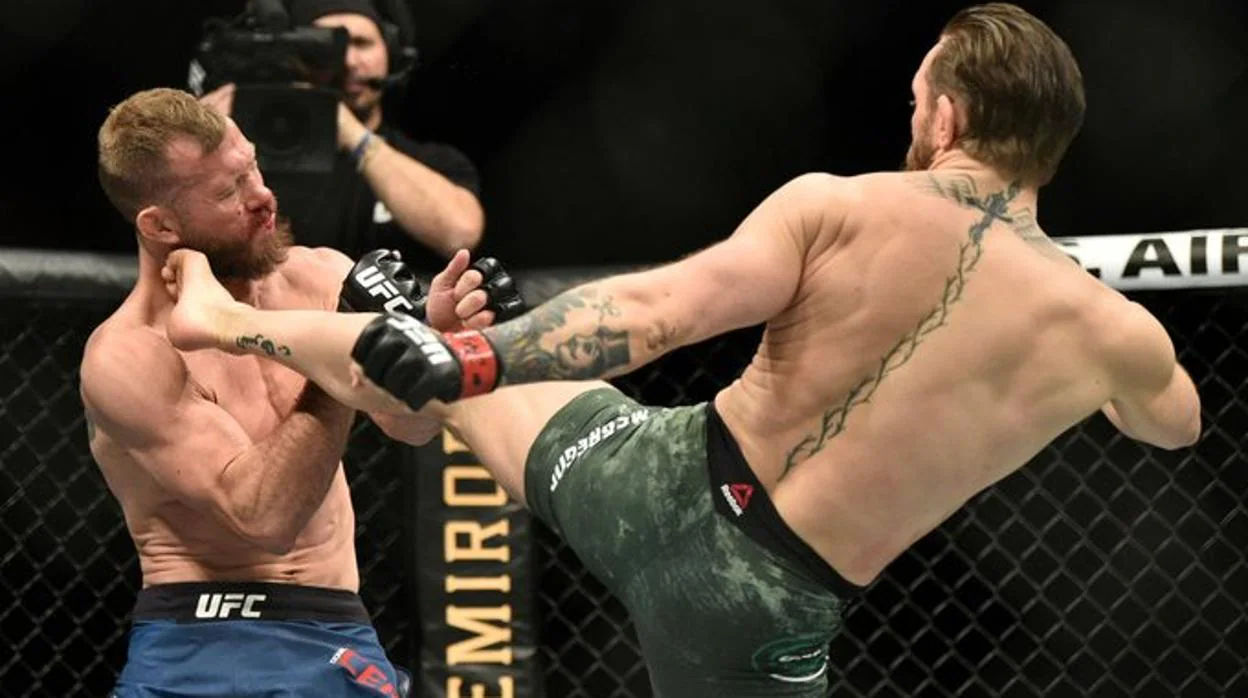 Conor McGregor lanza varios golpes sobre Donald Cerrone para vencer por KO técnico