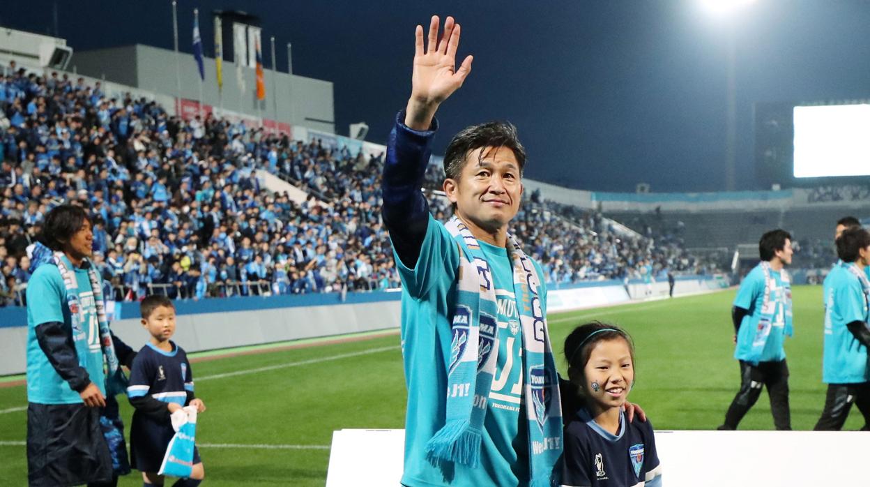 Kazu Miura, celebrando el ascenso a la J-League con el Yokohama FC