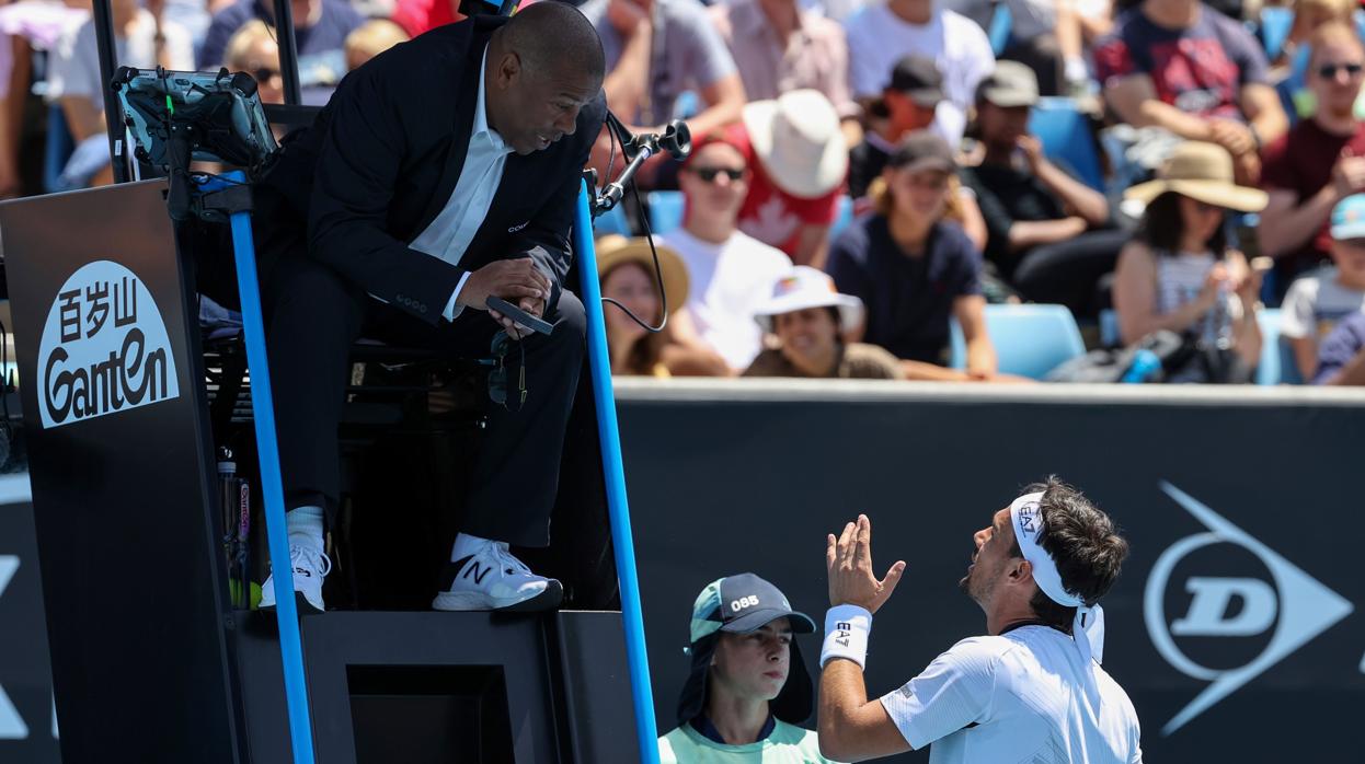 Gesta de Fognini con bronca: se daña la mano a raquetazos y discute con Bernardes: «Si te lo pide Nadal, lo haces...»