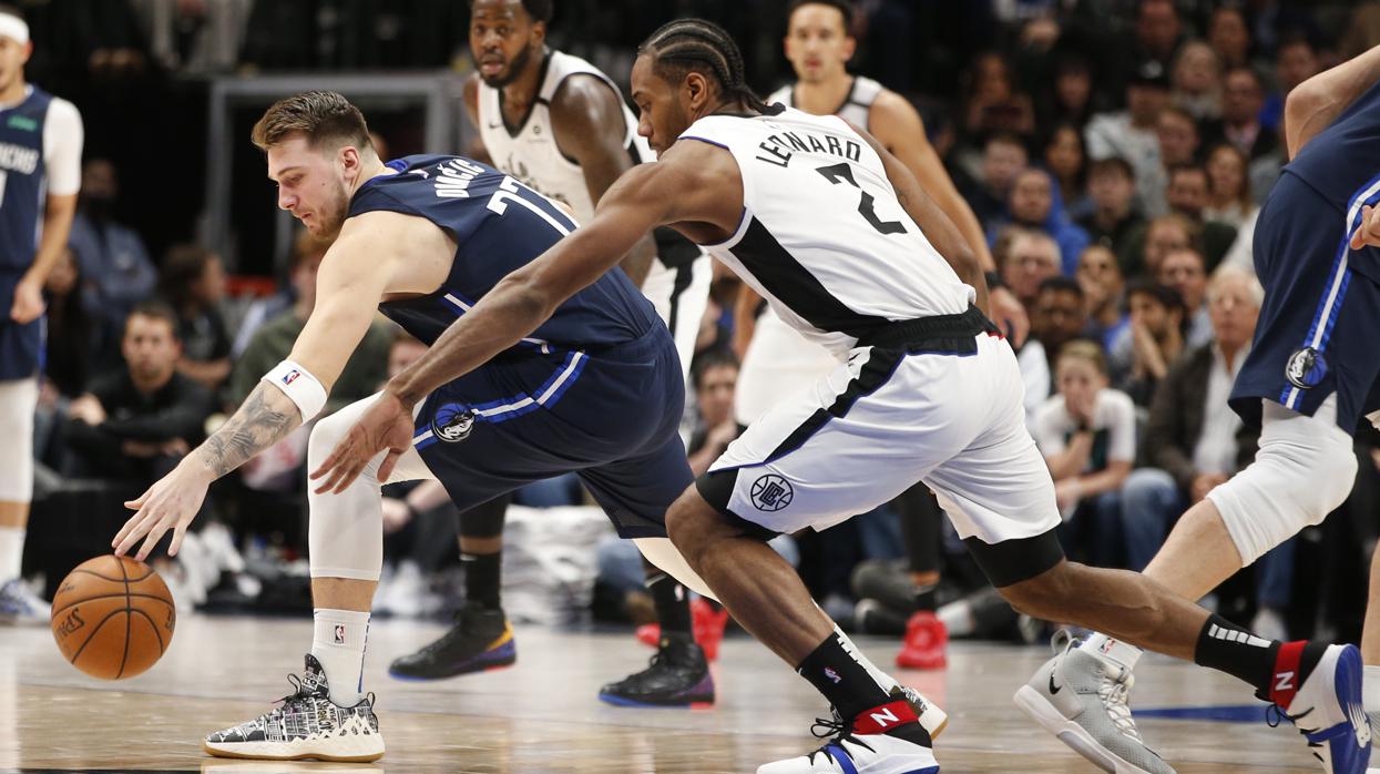 Doncic y Leonard pugnan por el balón