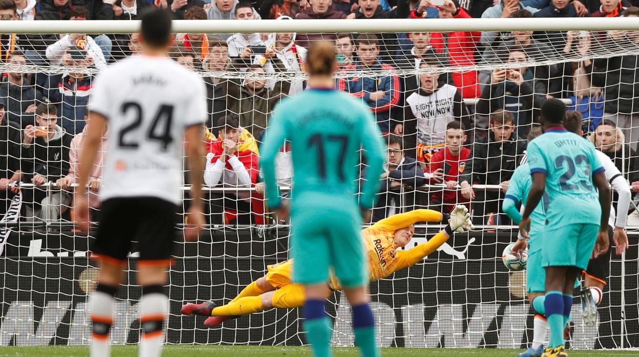 Ter Stegen para un penalti en el Valencia 2-0 Barcelona