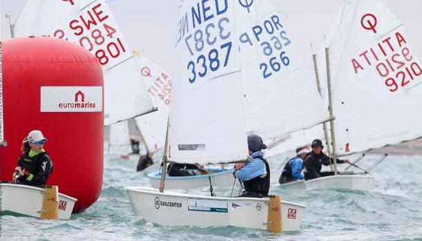 Rocco Wright y Lisa Vucetti llegan líderes a la última jornada del Trofeo Euromarina Optimist Torrevieja