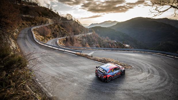 Neuville rompe la racha de Ogier en Montecarlo y es el primer líder