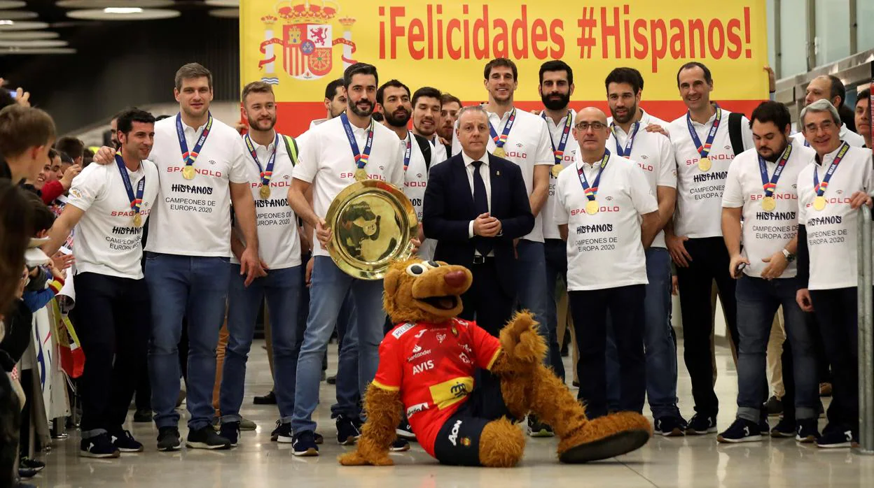 La selección masculina de balonmano, a su llegada al aeropuerto de Madrid