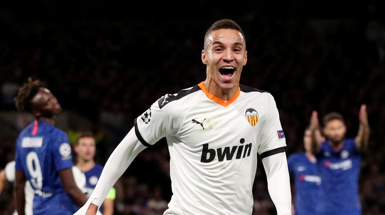 Rodrigo celebra su gol con el Valencia ante el Chelsea