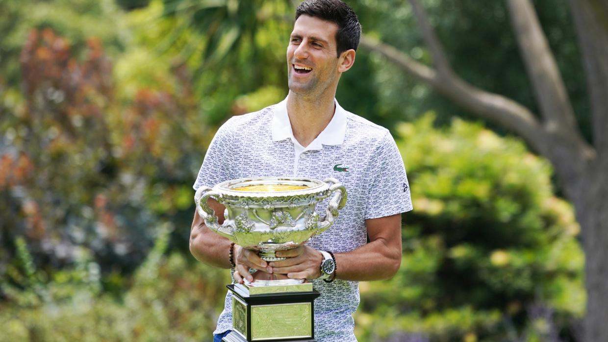 Novak Djokovic, con el trofeo del Open de Australia