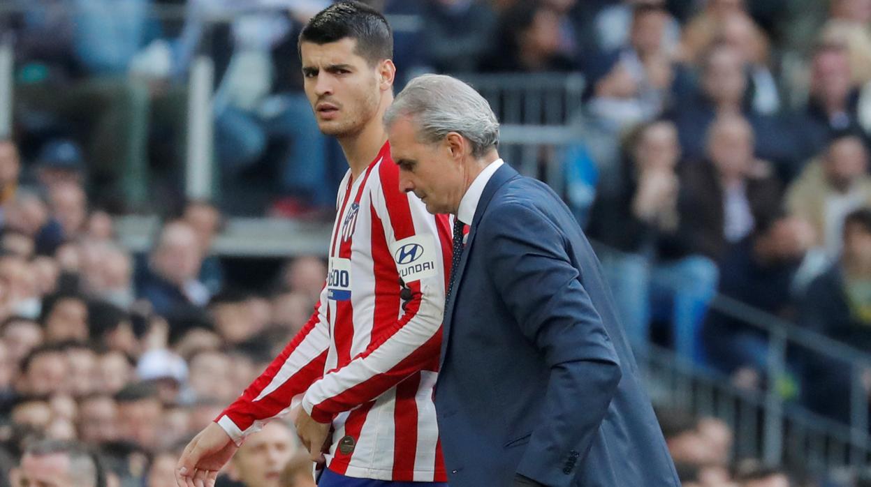 Morata, con el doctor Celada en el derbi del sábado ante el Real Madrid