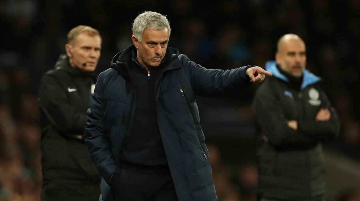 Mourinho, con Guardiola al fondo